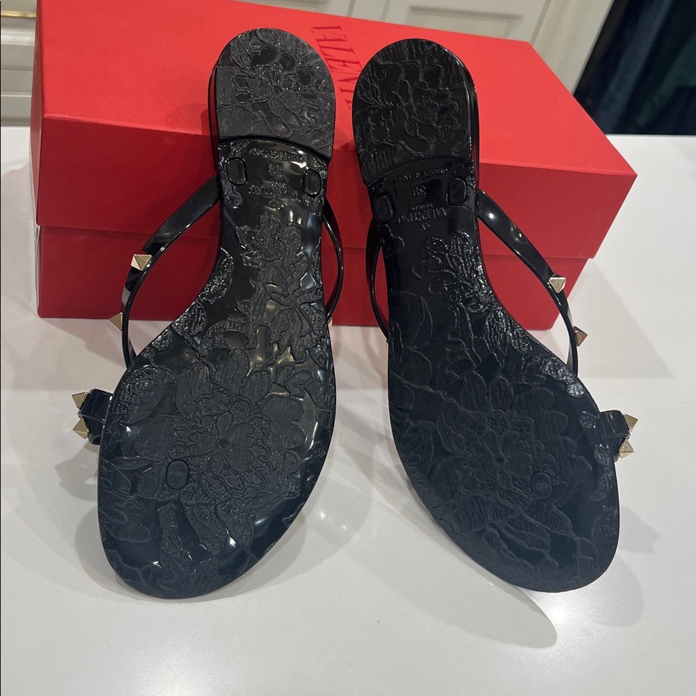 Valentino Garavani Rockstud Bow Jelly Thong Sandals - Picture 9 of 14